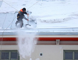 Защита от схода снега с крыши зимой